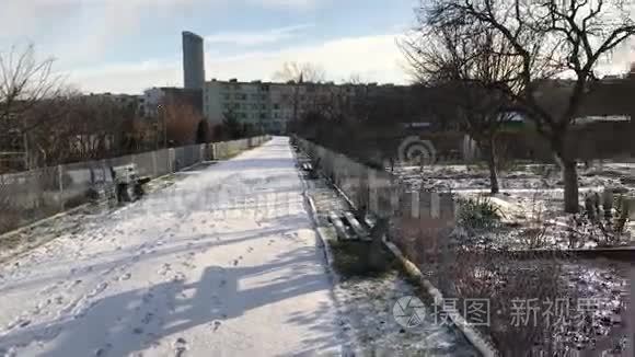 在下雪的冬天里分配视频