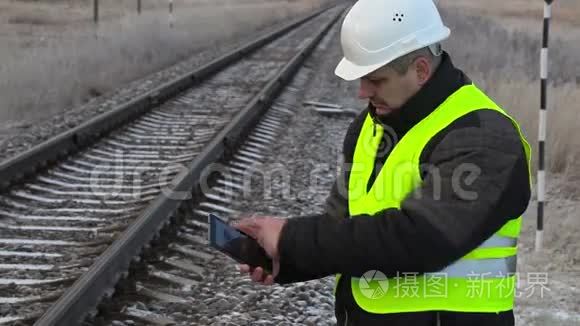 在铁路附近有平板电脑的工人视频
