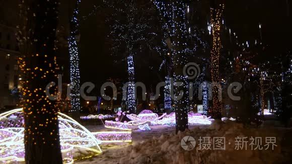 城里的圣诞装饰品视频