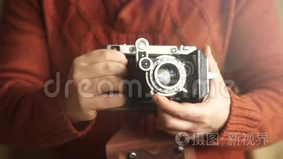 古董照片相机在手中视频