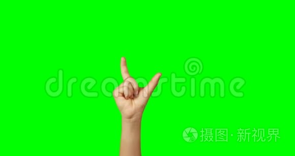 在绿屏背景下做手势的人视频