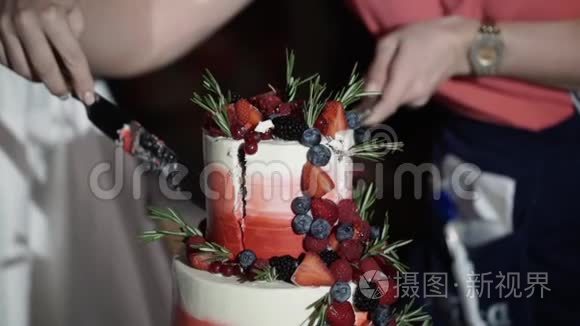 新婚夫妇在晚会上切庆祝蛋糕视频