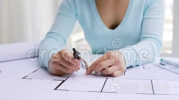 建筑师女士用指南针测量蓝图视频