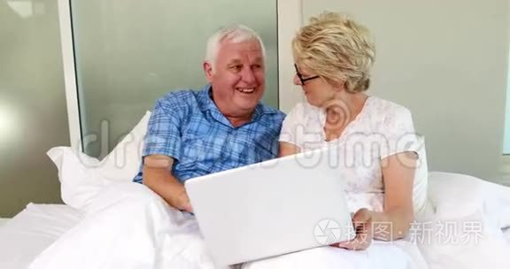 年长夫妇用笔记本电脑