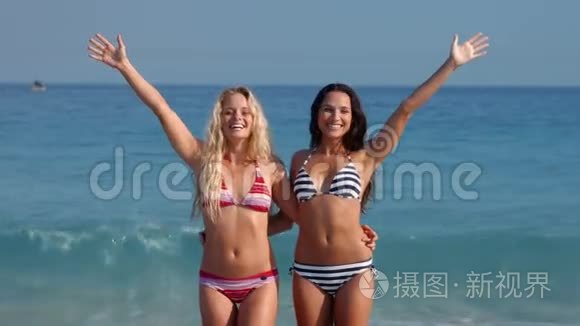 两个美女在镜头前欢呼视频