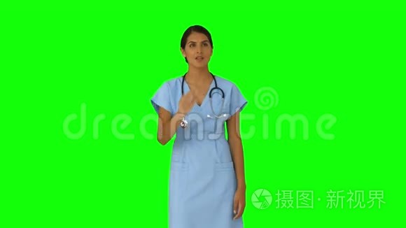 护士站着指着视频