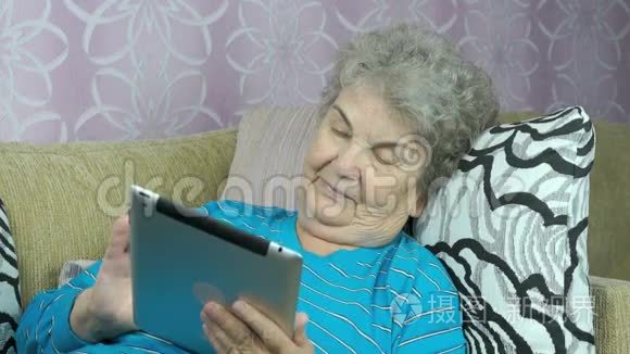 有平板电脑的老年妇女视频