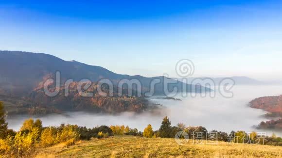 美丽的景观与山丘和山视频