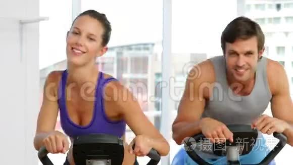健身情侣在健身室骑自行车锻炼视频