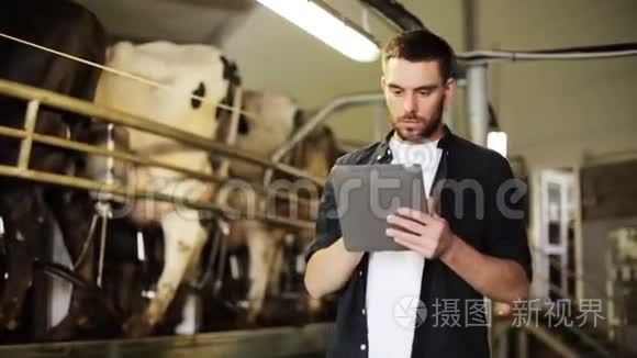 有平板电脑和奶牛场的年轻人视频