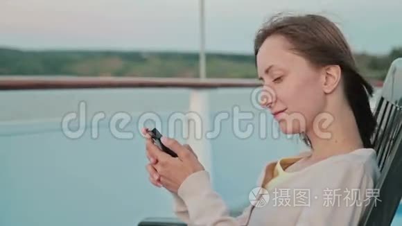 在游轮上用手机的女人视频