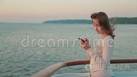 在游轮上用手机的女人视频