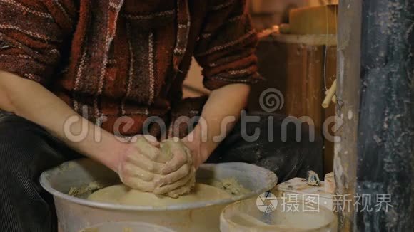 专业男制陶工作坊式陶罐视频