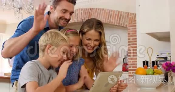 微笑的家庭使用平板电脑