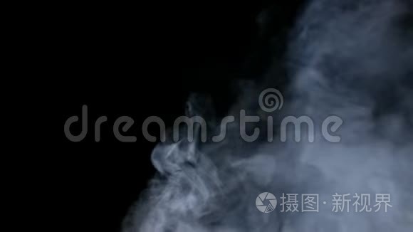 雾蒸汽烟在黑色背景下隔离