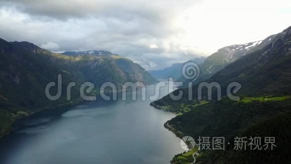 从挪威空中看到峡湾和水视频