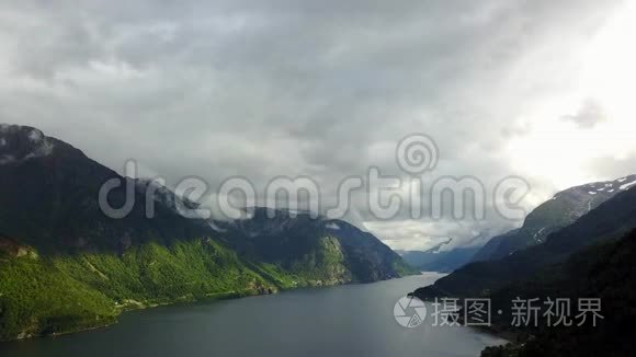 从挪威空中看到峡湾和水视频