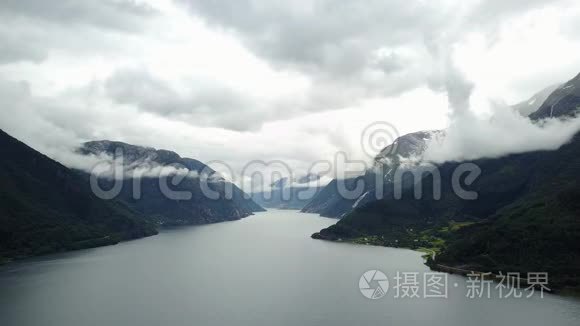 从挪威空中看到峡湾和水