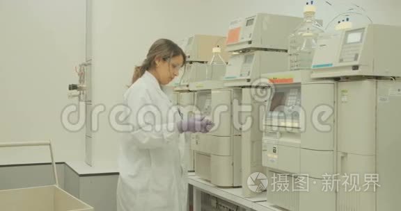 实验室技术员在制药实验室工作视频