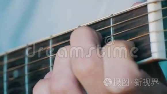 男子演奏声学吉他视频