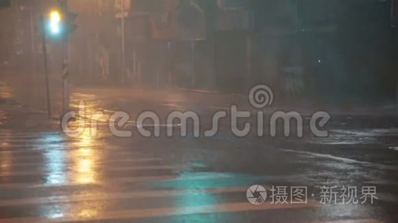 台风慢动作期间街上大雨视频
