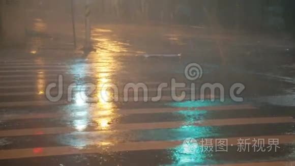 台风慢动作期间街上大雨视频