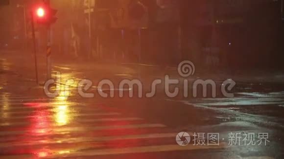 台风慢动作期间街上大雨视频