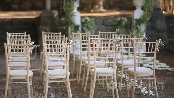 婚礼上的椅子。 以鲜花装饰
