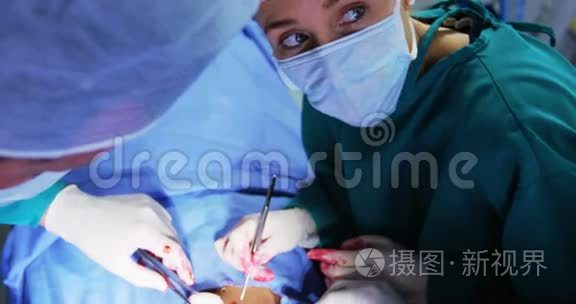 外科医生在手术室执行手术视频
