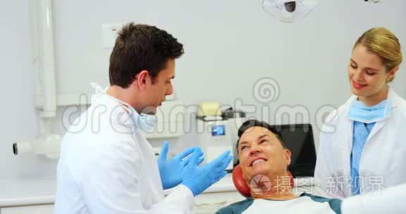 牙医与男性病人互动视频
