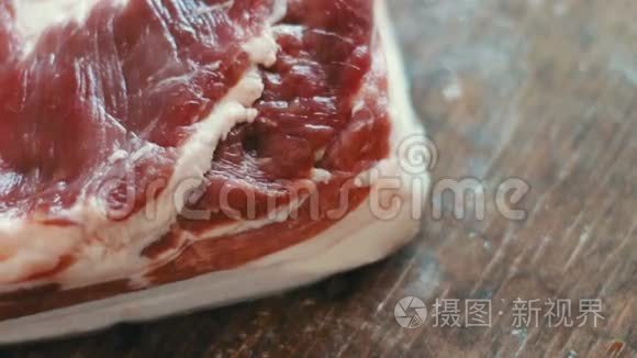 新鲜多汁的肉和培根视频