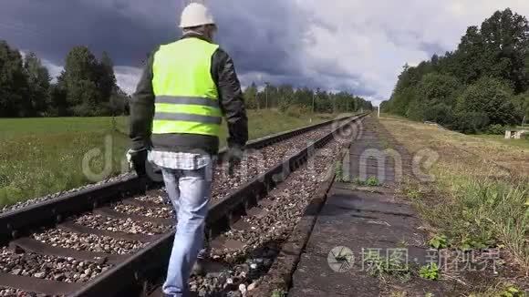 铁路工人行走和检查铁路视频