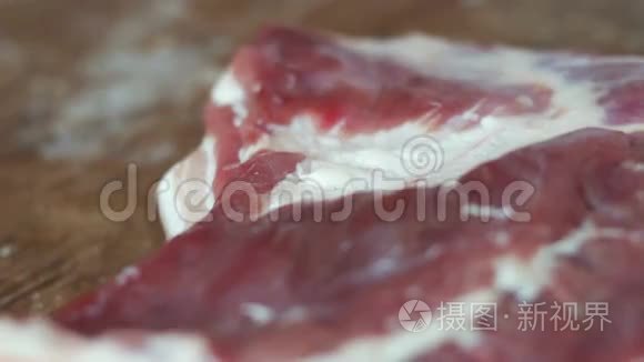 新鲜多汁的肉和培根视频