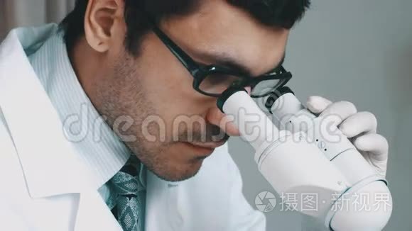 年轻的科学家透过显微镜看