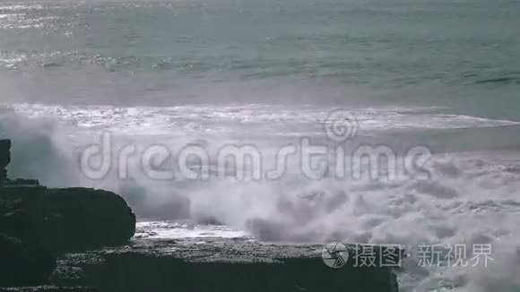 海浪冲击岩石视频