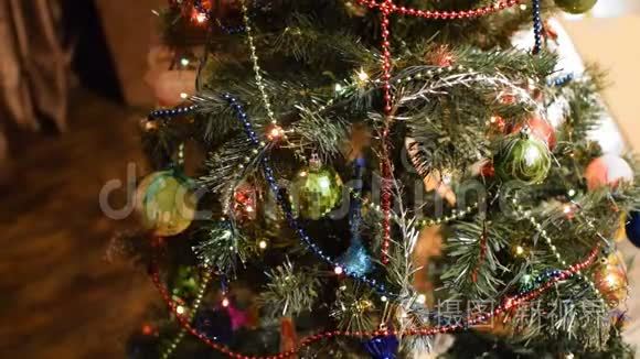 圣诞树上的圣诞玩具和装饰品