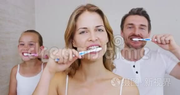 幸福的家庭刷牙.