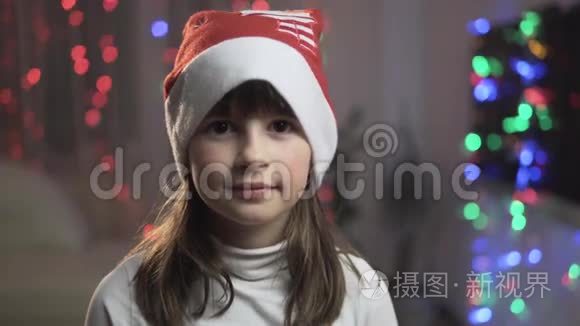 圣诞帽中少女微笑的肖像视频