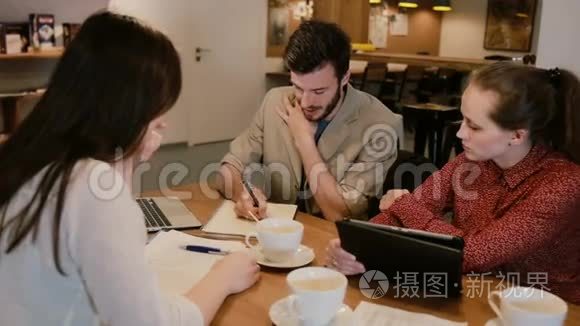 咖啡馆的小企业团队会议视频