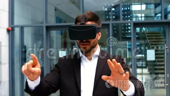 商人使用现实虚拟耳机视频