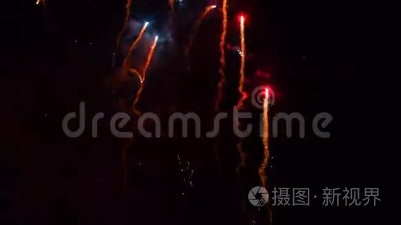 烟花在黑暗的夜空中爆炸视频