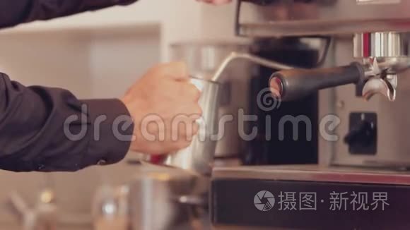 咖啡机蒸牛奶咖啡师视频