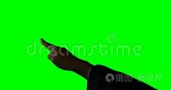 在绿屏背景下做手势的人视频