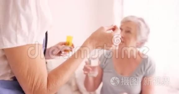 给老年妇女吃药的女医生视频