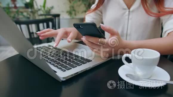 一位女士在房间里用电脑和电话视频