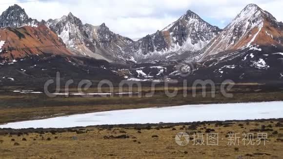 雪山和冰湖景观视频