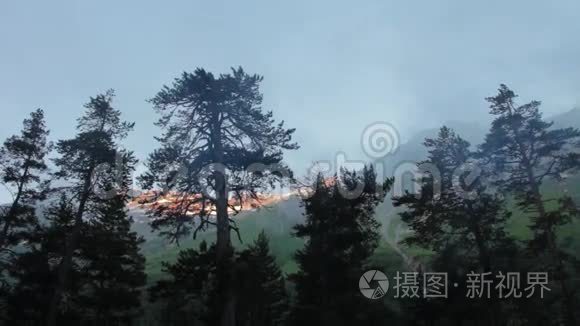 在埃尔布鲁斯地区的群山中行走