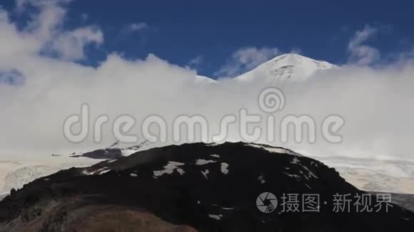 在埃尔布鲁斯地区的群山中行走视频