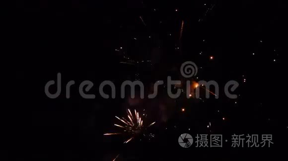 烟花在黑暗的夜空中爆炸视频