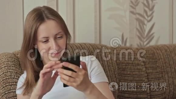 在家使用手机的年轻女子视频